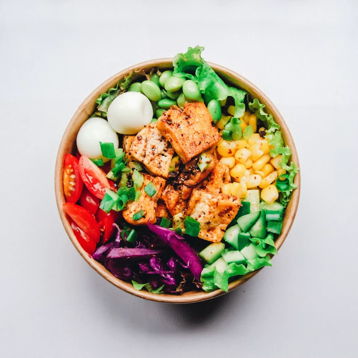 Fargerik bolle med tofu, edamame, mais, tomat og rødkål